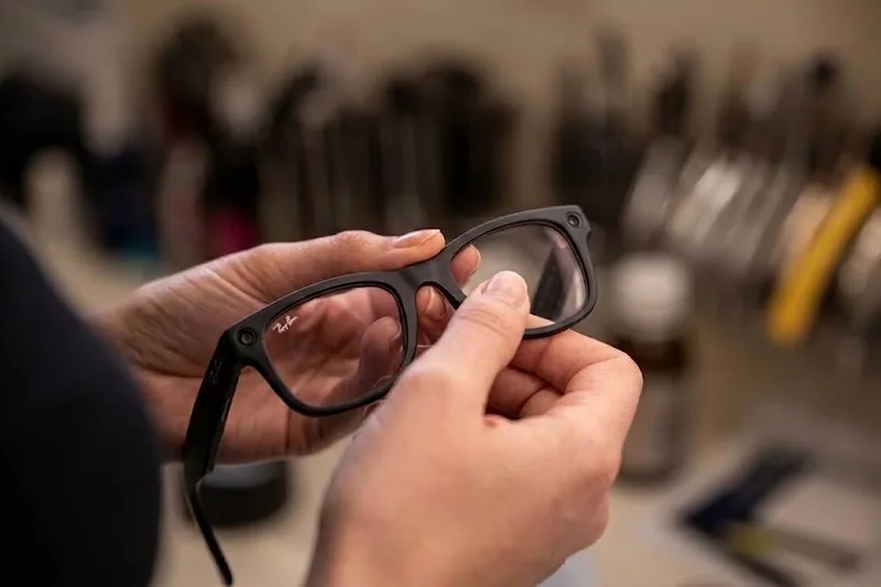 Montage de verres correcteurs sur une monture de lunettes connectées Ray-Ban Meta - Lamtioui Optique Fès